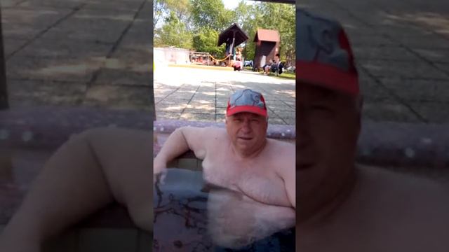 Термальный бассейн в Венгрии. Температура воды 37-38 градусов.Горячо! смотреть онлайн