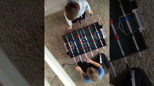 играем в настольный футбол с другом смотреть онлайн