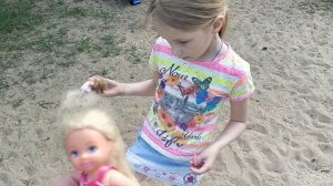 Кристина гуляет на детской площадке. Жара в Мае?