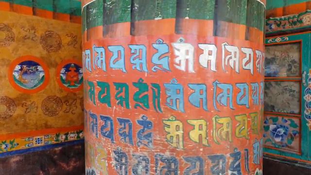 Большой буддийский молитвенный барабан, монастырь Дискит Гонпа, Нубра. смотреть онлайн