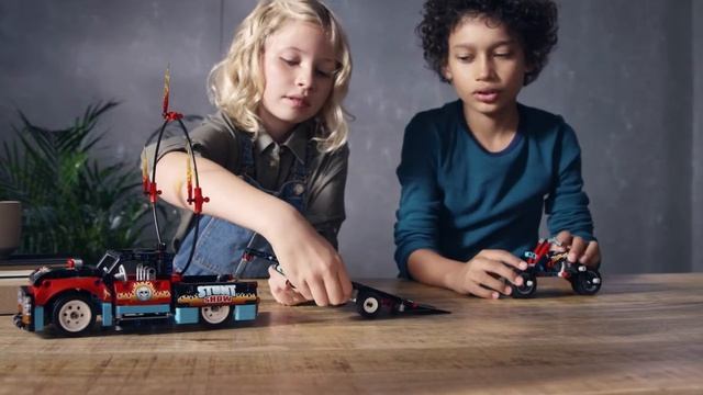 42106 LEGO® TECHNIC™ KASZKADŐR TEHERAUTÓ ÉS MOTOR смотреть онлайн