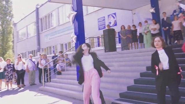 Линейка 1 сентября 2021 11-й класс «Я поступлю на вышку: весь год я ел ...» смотреть онлайн