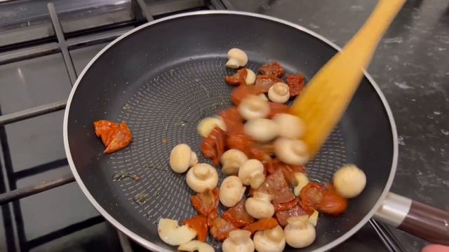 Паста с томатами (Pasta with tomatoes) - простая, ароматная и на скорую руку! смотреть онлайн