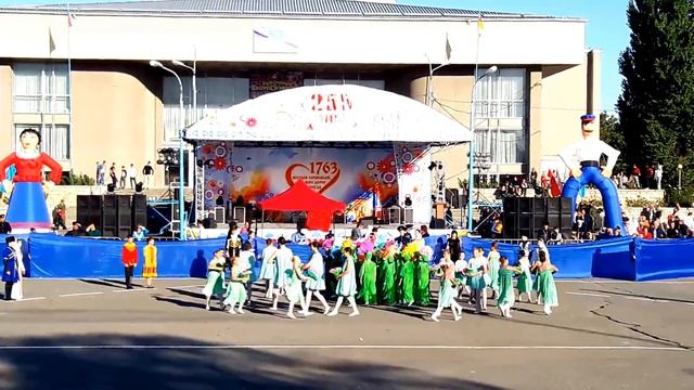 Флешмоб на Красной Площади. Моздок. День Города. 6.10.2018 смотреть онлайн