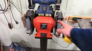 Наждаки в гаражной мастерской.