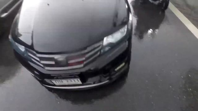 Мотоциклист спас котёнка от неминуемой гибели смотреть онлайн
