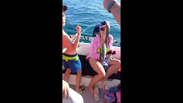 Смотри, у нее два ряда зуб.... смотреть онлайн