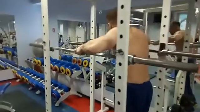 Отжимания на брусьях широким хватом- отличное упражнение при болезни Бехтерева смотреть онлайн