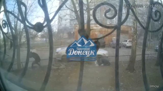 Момент одного из сегодняшних прилётов в Донецке. смотреть онлайн