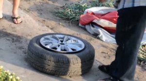 Как накачать бескамерное колесо, без насоса? Бензином!