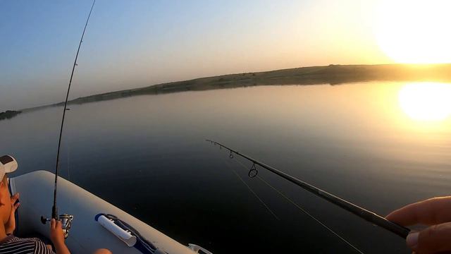 Маленький рыбачок. Рвёт полуася, и препадает взрослым дядям. Судак сам в шоке😆😂😂😉 смотреть онлайн