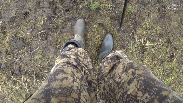 Да этот карась издевается.Чарли весь уделался в грязи охотясь на андатру Рыбалка на поплавок в дожд смотреть онлайн