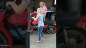 Блондинки заводят мотоцикл Минск.