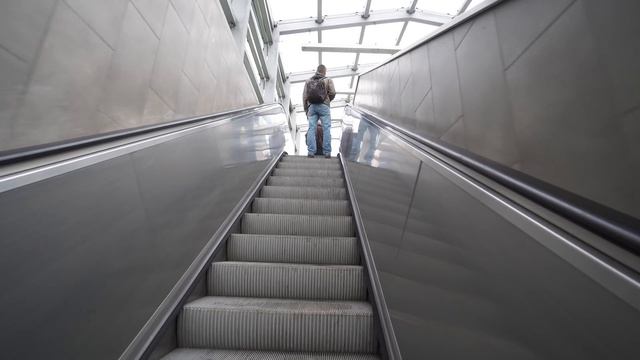 Poland, Warsaw, Dworzec Gdanski metro / Warszawa Gdańska train station, 20X elevator, 4X escalator смотреть онлайн