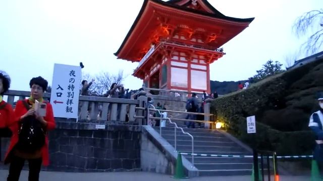 На территории храма Киемидзу-дэра в Киото (29 марта 2016) смотреть онлайн