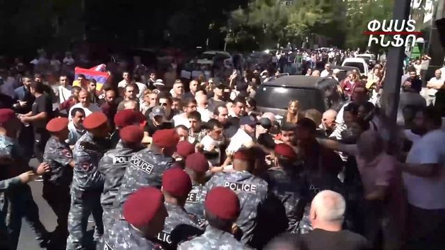 Ոստիկանները բիրտ ուժ են գործադրում զանգվածային բռնություններ՝ քաղաքացիների դեմ смотреть онлайн