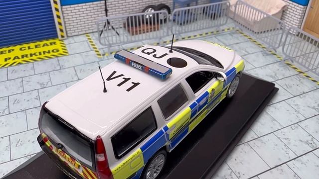 1:43 Volvo V70 T5 Wiltshire Police Traffic Unit Model смотреть онлайн