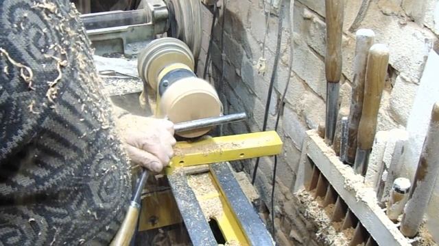 Три вазочки из разных пород дерева . смотреть онлайн