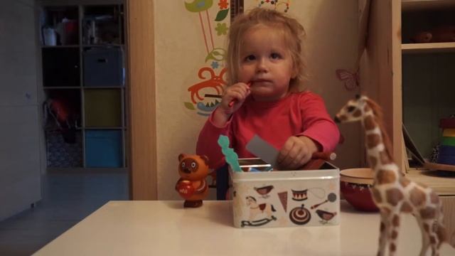 Я покажу вам как правильно детям красить губы, играть в посуду. Как надевать на палец лягушонка смотреть онлайн