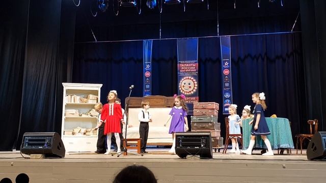 Агния Барто "Маляр" первое выступление на большой сцене в 5лет. Тихон Стёпин смотреть онлайн