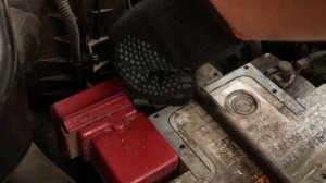 Как поменять аккумулятор на Mitsubishi Outlander III