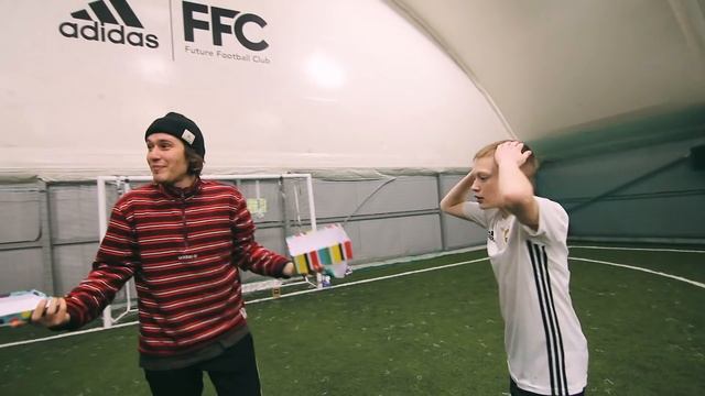 ДЕТИ БЬЮТСЯ С 2DROTS ЗА ПОДАРКИ! ПЛЕЙСТЕЙШН 4!!!!