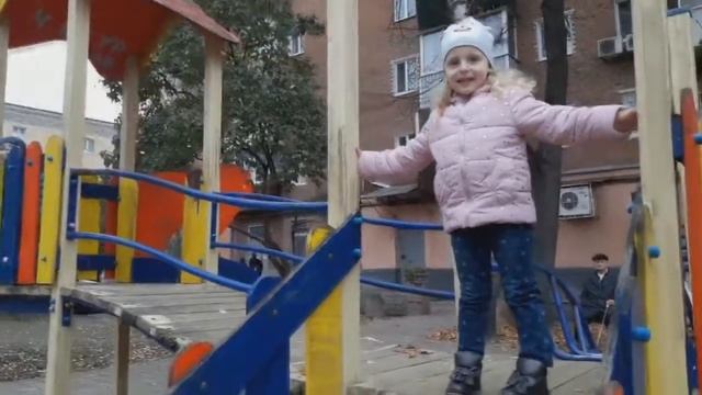 Женечка и Виталик играют на детской площадке. Балуются на качелях смотреть онлайн
