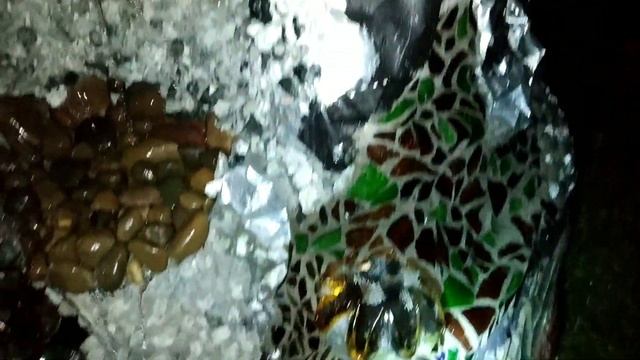 Водопад из камней, стекла, ракушек и цемента смотреть онлайн