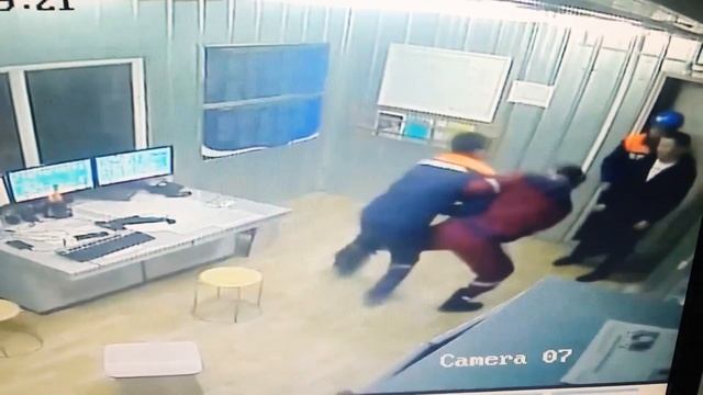 Парнишка не расчитал силы на работе каламкас смотреть онлайн