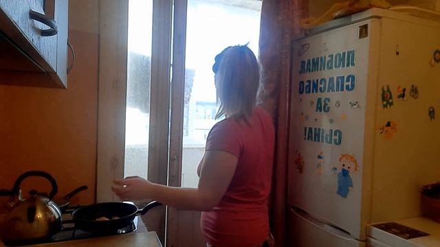 завтрак яишница с беконом ?? , на улице весна ?