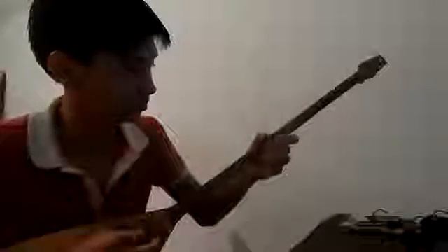 Мальчик очень красиво играет на домбре 🎶🎵🎸🎼👍 смотреть онлайн