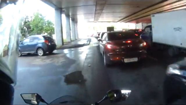 ЕЗДА НА МОТОЦИКЛЕ В ГОРОДЕ. Как не надо делать. Урок 2. Лужа. смотреть онлайн