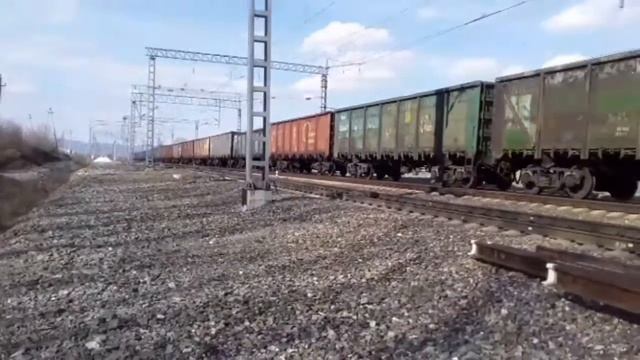 Дикий помощник! 3ЭС5К-618 "Ермак" с грузовым поездом и злым помощником смотреть онлайн