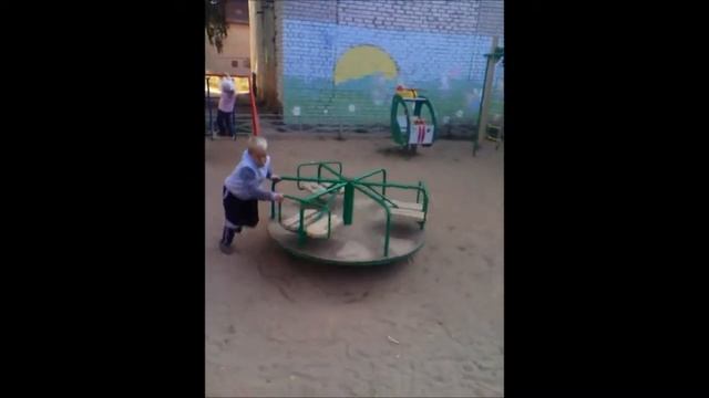 Мальчик катался на карусели и разбил голову смотреть онлайн