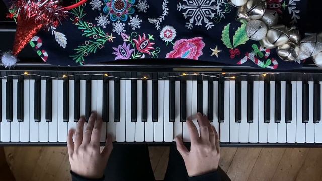Learn how to accompany Christmas songs with piano chords - for beginners смотреть онлайн