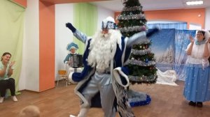 Дед Мороз танцует в детском саду