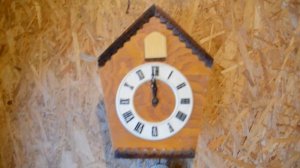 Часы с кукушкой деревянные.