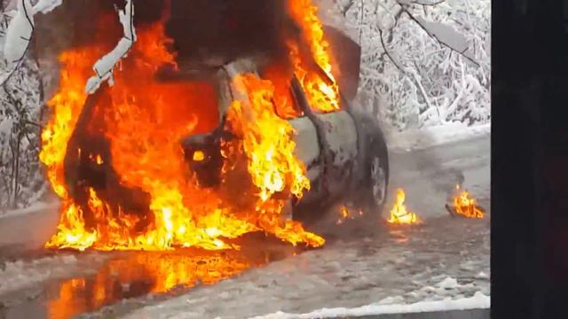 В Бишкеки сгорел автомобиль смотреть онлайн