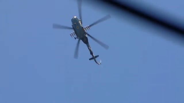 Вертолёт в небе - летает над жилыми домами. Съёмка на видеокамеру Samsung HMX-F90 - тест зума смотреть онлайн