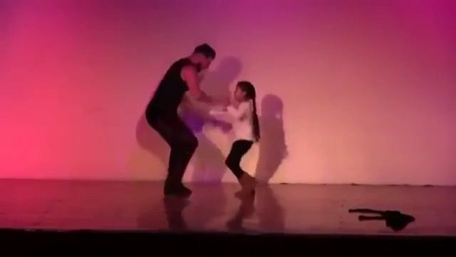 Папа танцует с дочкой Шикарный танец смотреть онлайн