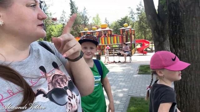 Прогулка. Кафе Три Метлы. Сквер "Авиаторов". Праздник: Международный день защиты детей. 1 - часть смотреть онлайн