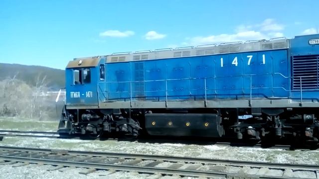 Тепловозы ТГМ6А-1471,ТГМ6А-2502 и ТГМ6Д-0307 с грузовым поездом. смотреть онлайн