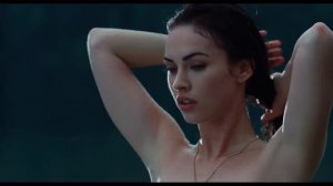 Меган Фокс купается в озере