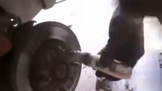 Stabdžių diską laikančių varžtų atsukimas su kalančiu atsuktuvu - Servisas 007 смотреть онлайн