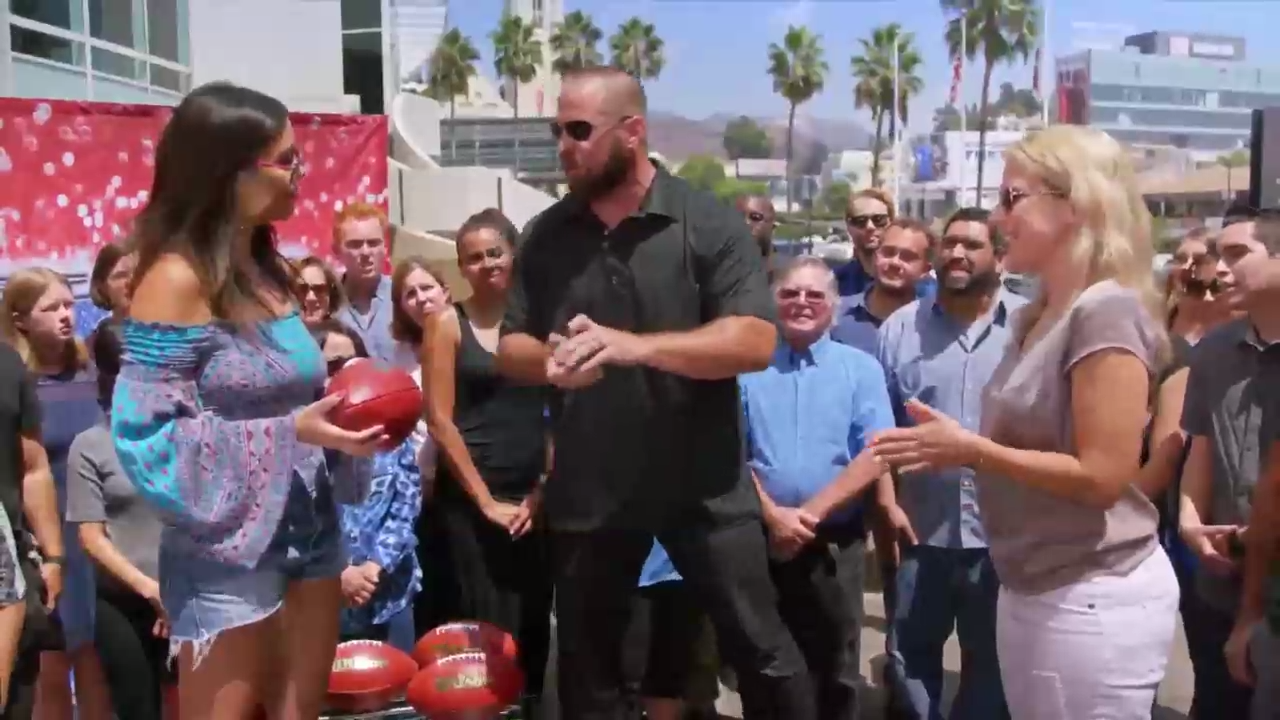 Фокус с картой и мячом смотреть онлайн