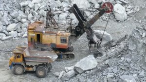 Экскаватор ЭКГ-5А погрузка БЕЛАЗов 7547 в карьере