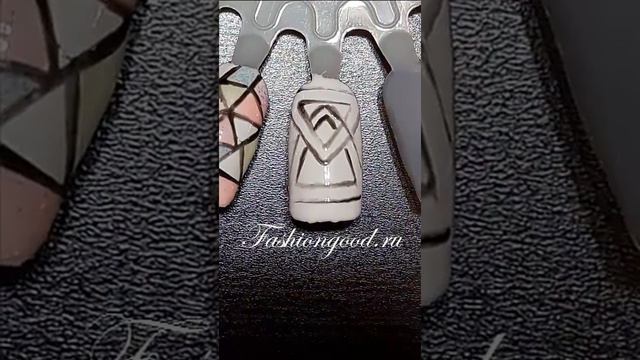 Маникюр с треугольниками. Идея для маникюра смотреть онлайн