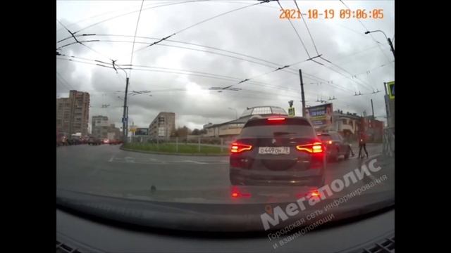 Мужчина с самокатом напомнил водителю ПДД, удерживая внимание собеседника при помощи пистолета смотреть онлайн