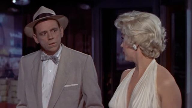 ЗНАМЕНИТАЯ СЦЕНА МЭРИЛИН МОНРО С УЛЕТАЮЩЕМ ПЛАТЬЕМ/Marilyn Monroe смотреть онлайн