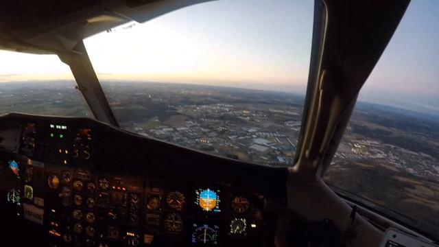 SPECTACULAR VIDEO First Officer HEAD GOPRO ATR 42-320F RETRO Lyon Saint Exupery Landing FRANCE смотреть онлайн